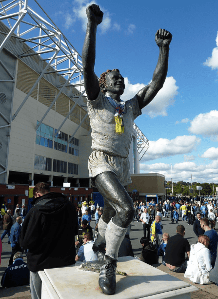 Billy Bremner statuen utenfor Elland Road