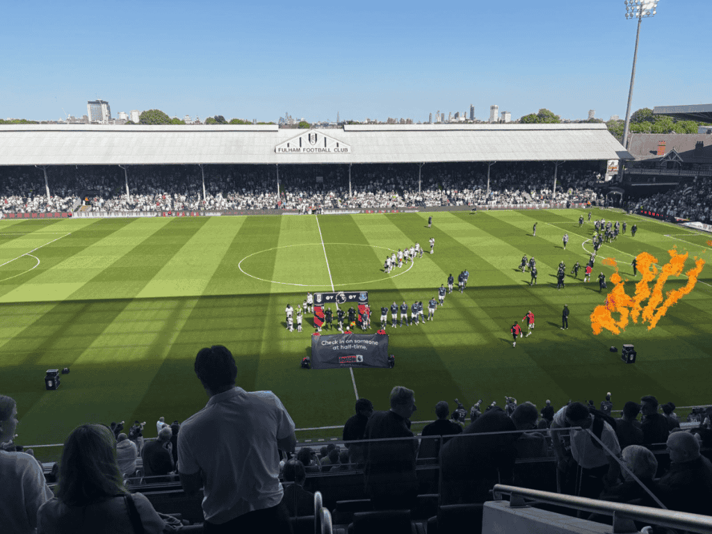 Fotballreiser Fulham og utsikt fra langsiden på stadion